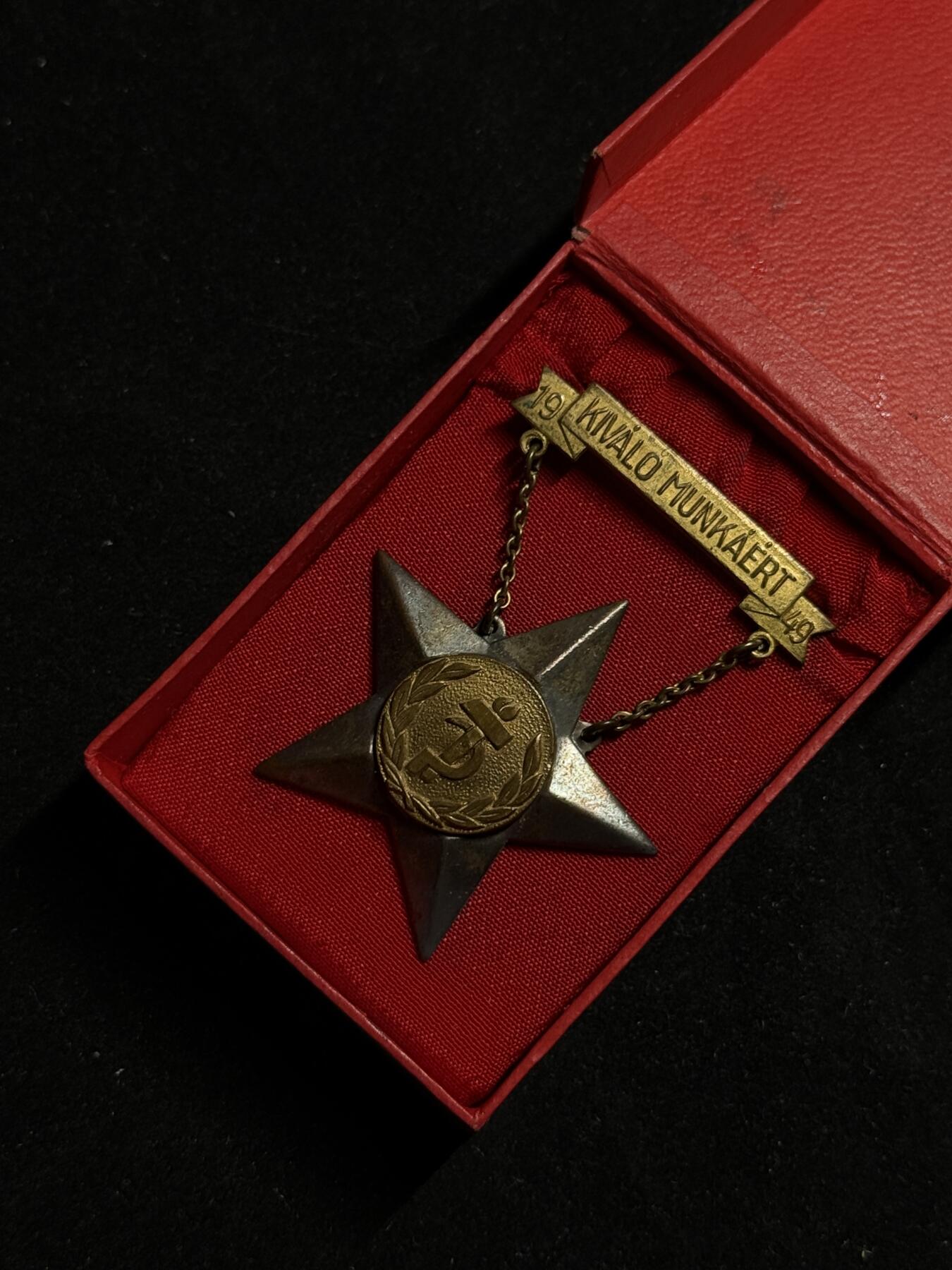 欢庆元旦！戎马世界章牌大赏第109期元旦大拍 匈牙利精英工人奖章带刻号，铜制镀银，1948年设立，非常罕见