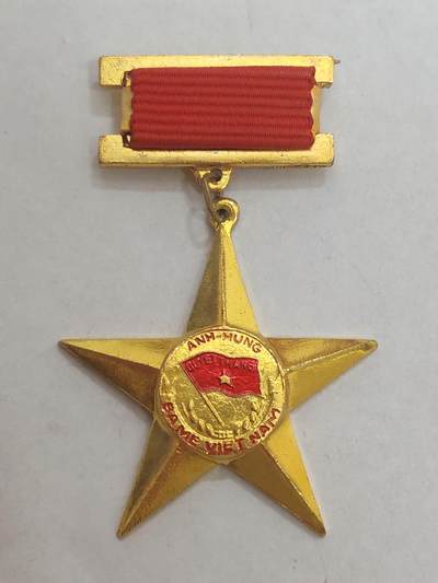 韵星假日拍卖第三十三期 -- Rimey Holidays Auction 33 - 越南社会主义共和国英雄母亲称号金星奖章 第一版 非后期滴胶版本 仿照苏联母亲金星设立 原品 非地摊仿品 很稀有