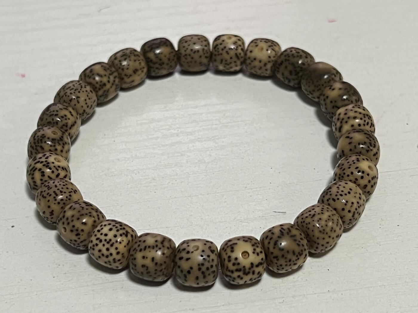 零元拍：代客随缘拍几条串儿，星月菩提手串两条（7/8，8/9），长串一条（7/8），菩提根手串两条（12），再加一条不知道是不是玉料的随型手串。