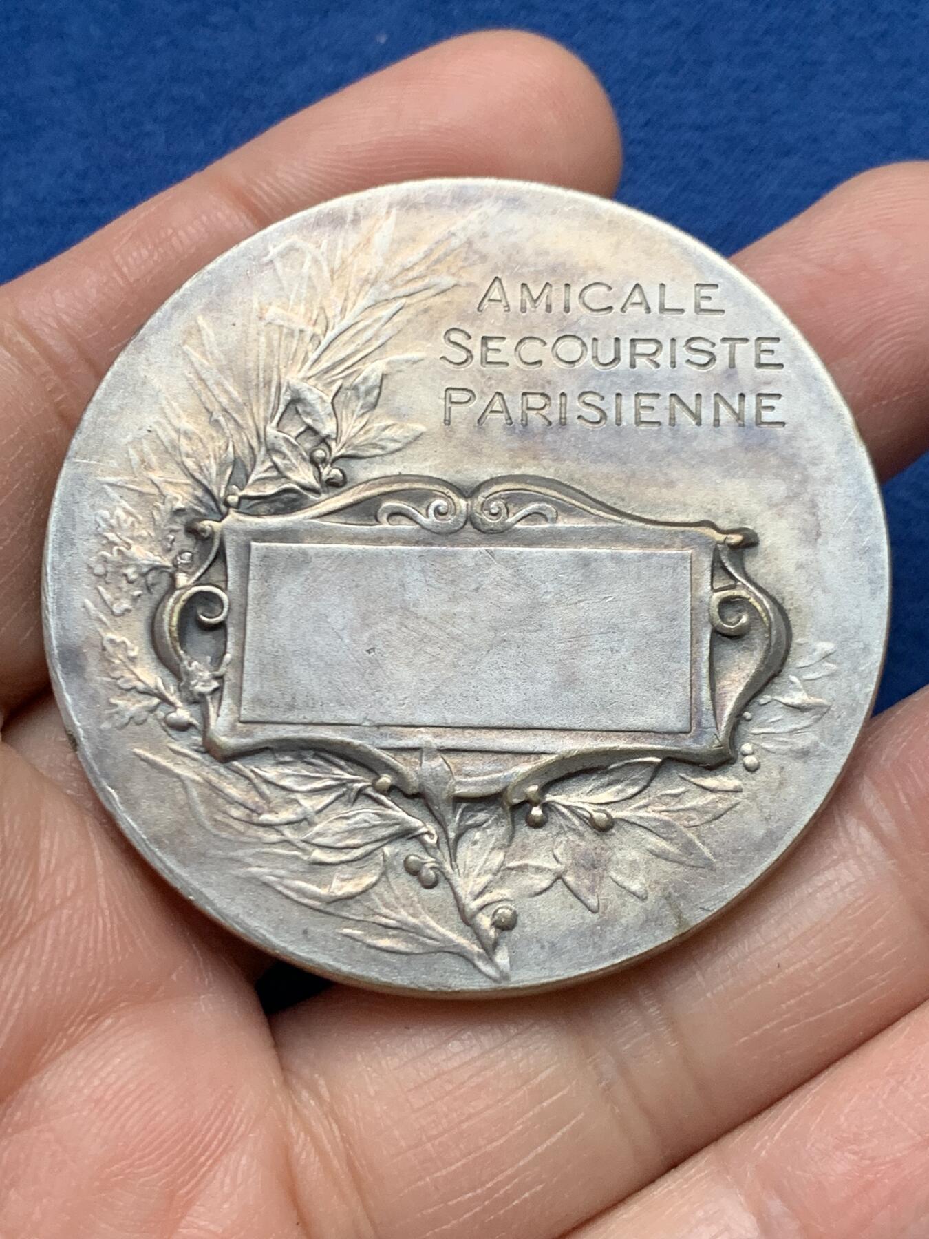 《竞宝斋》第451场 周日，周一，周二  3场连拍 （全场包邮，欢迎送拍） 法国巴黎急救协会协会镀银大铜章，法籍俄裔章牌艺术家A. Rasumny作品，女神底部作者签名，直径：49.5mm，重：55.15g，正方形铜标边铭。