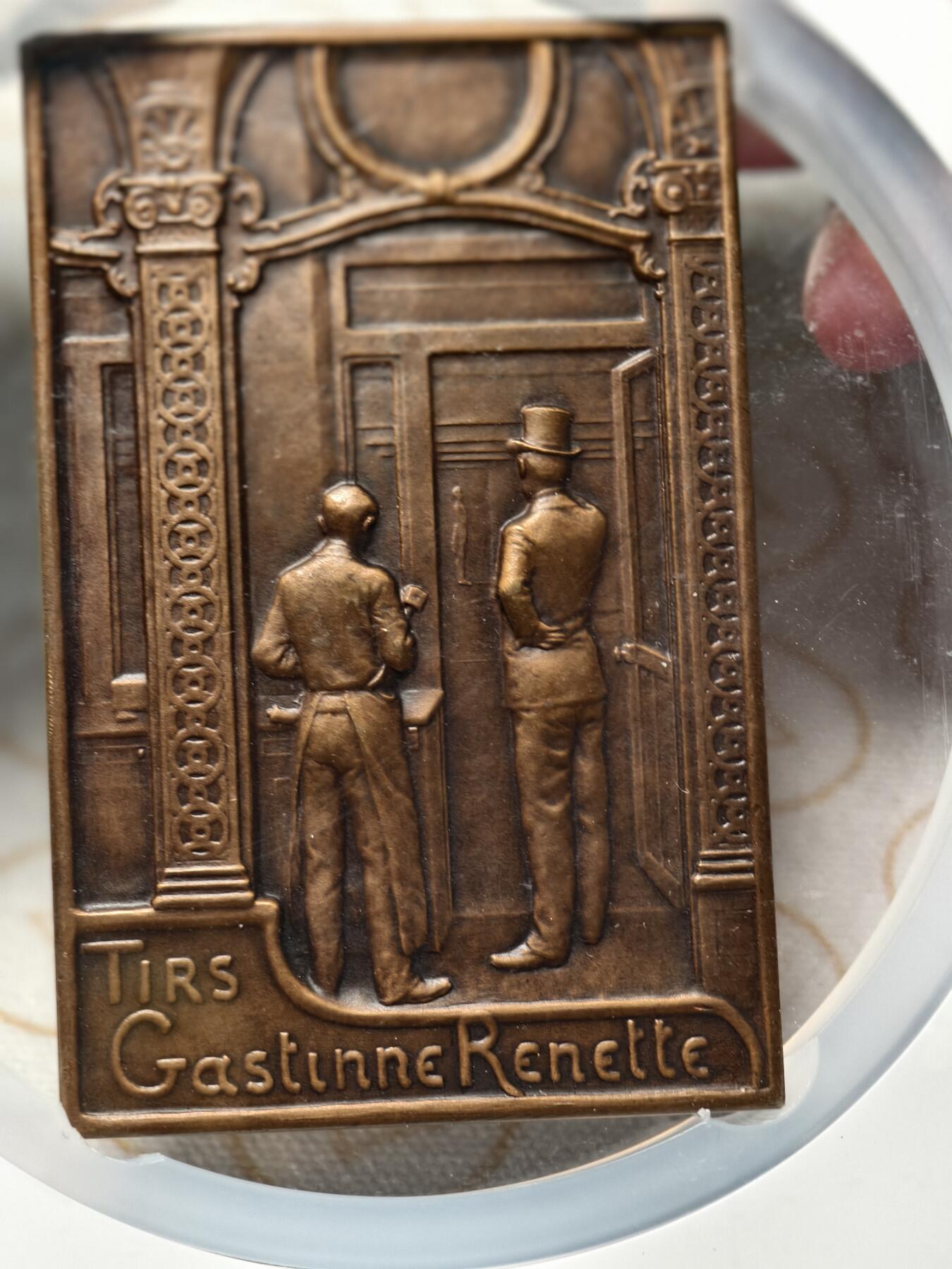 抚柳草堂-第四期章牌钱币（圣诞专场） 奖章勋章限时免佣 满百包邮 放漏专场 1903 NGC MS63BN高分 法国射击节矩形大奖章 三重透视效果 非常炫技的一枚 少见品种加大加厚盒 最后一图与正常评级币盒子对比大小（不含那小盒）