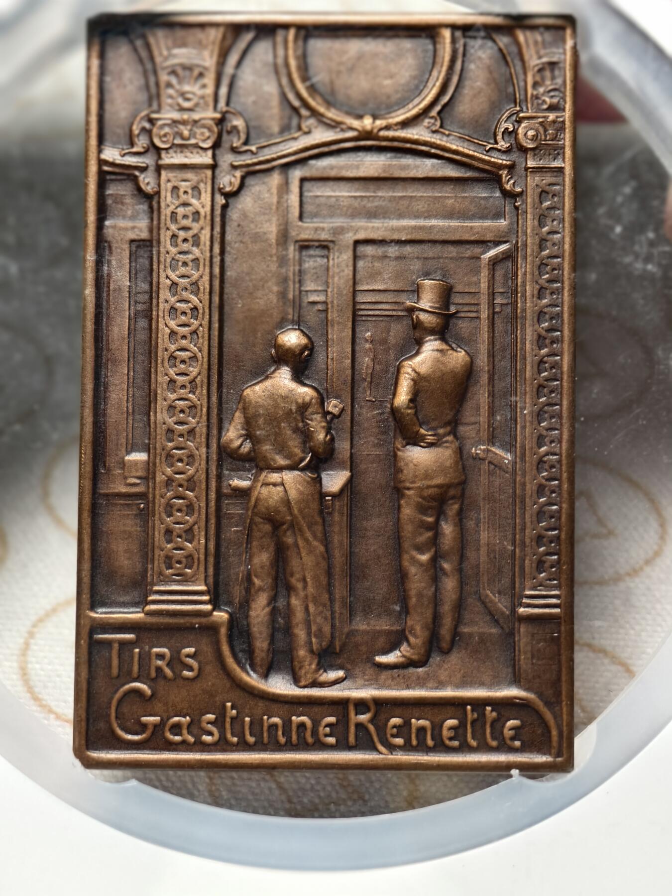 抚柳草堂-第四期章牌钱币（圣诞专场） 奖章勋章限时免佣 满百包邮 放漏专场 1903 NGC MS63BN高分 法国射击节矩形大奖章 三重透视效果 非常炫技的一枚 少见品种加大加厚盒 最后一图与正常评级币盒子对比大小（不含那小盒）