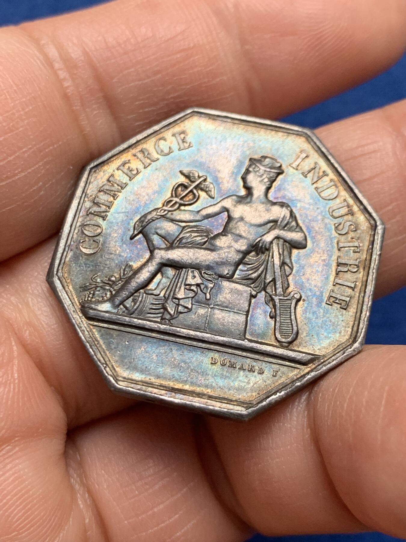 《竞宝斋》第451场 周日，周一，周二  3场连拍 （全场包邮，欢迎送拍） 法国八角银质代币，克莱蒙-费朗商会，12.02g，30.2mm，手指背面