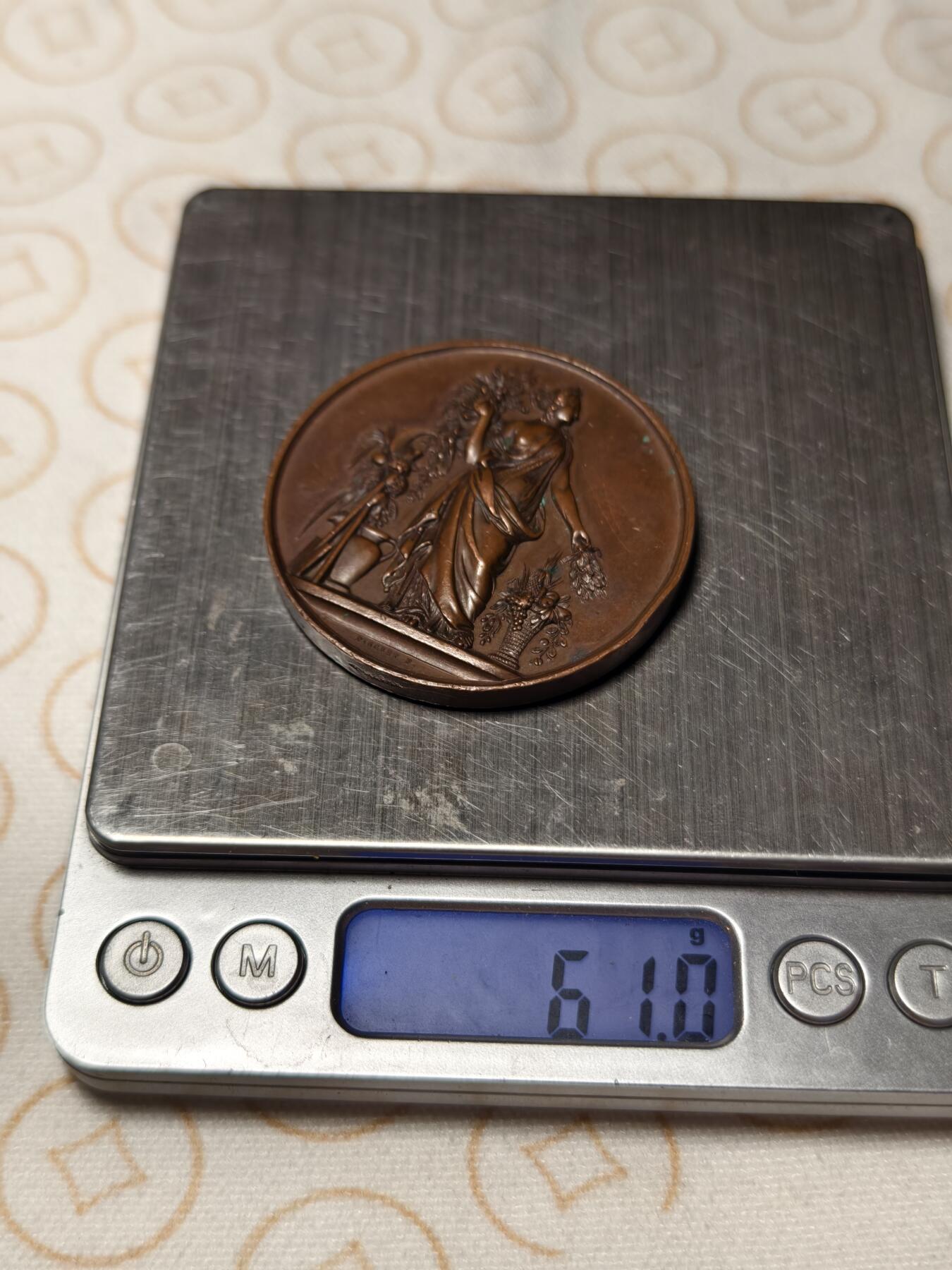 抚柳草堂-第四期章牌钱币（圣诞专场） 奖章勋章限时免佣 满百包邮 放漏专场 19世纪法国马赛园艺协会大铜章  谷物女神超高浮雕非常漂亮 早期手指Cuivre铜标 直径51mm  重61g 巧克力包浆品相如图