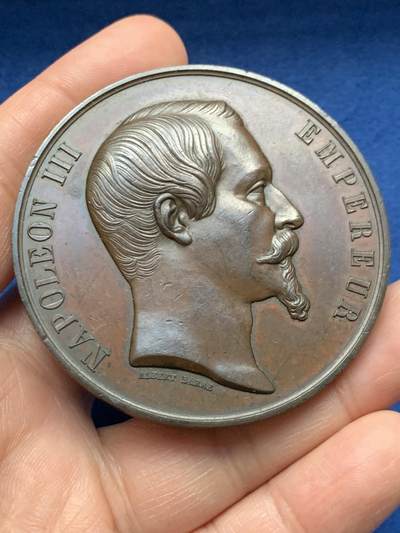 《竞宝斋》第451场 周日，周一，周二  3场连拍 （全场包邮，欢迎送拍） - 法国1855年拿破仑三世头像巴黎世博会铜章，20个参与国的徽章与波拿巴家族的鹰徽，107.7g，59mm，手指边铭