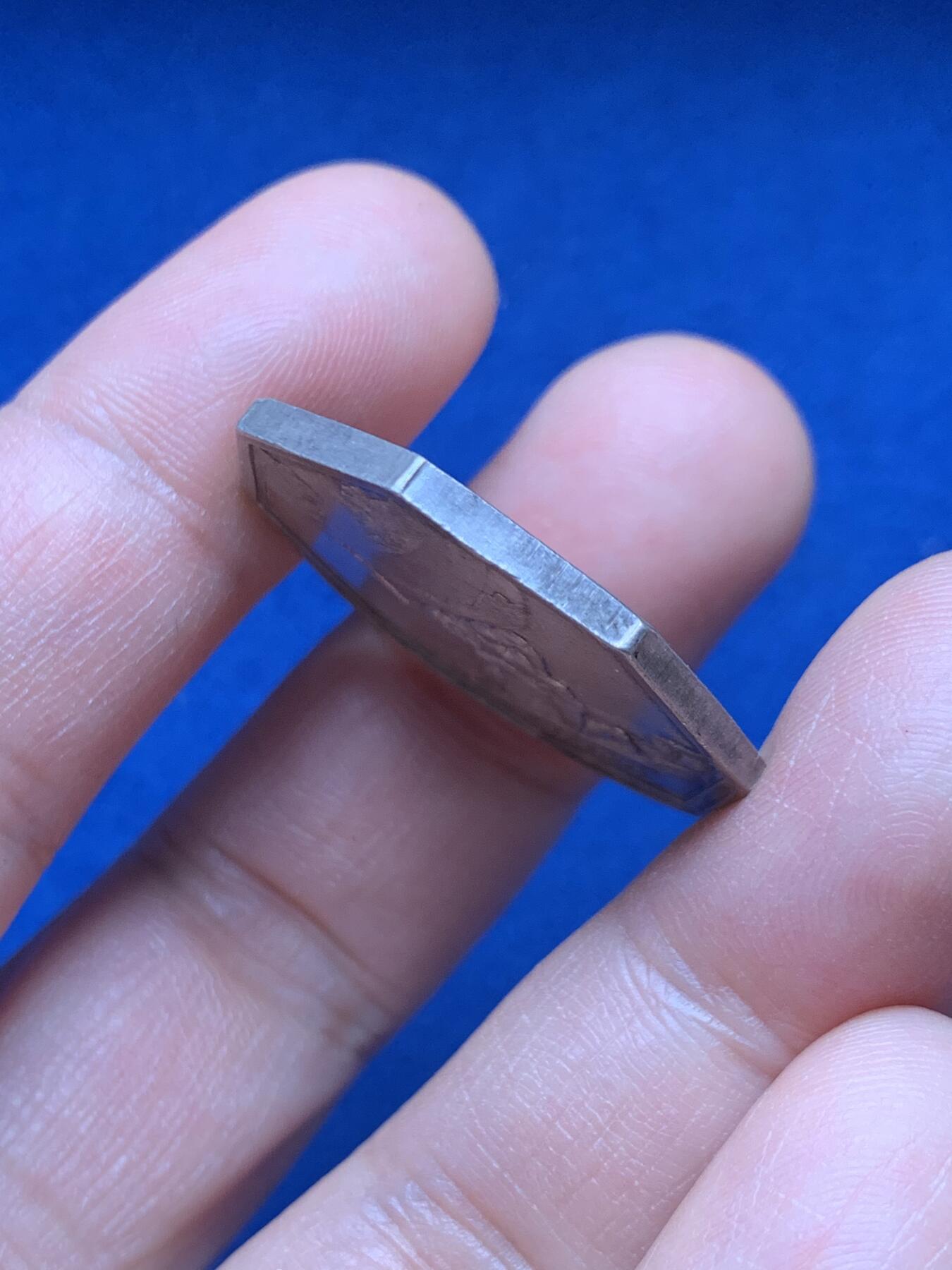 《竞宝斋》第451场 周日，周一，周二  3场连拍 （全场包邮，欢迎送拍） 法国婚姻与爱情八角银质代币，“我独自背负着整个世界”＆“我启迪智慧，我滋养万物”，13.21g，30.2mm，早期光边原铸