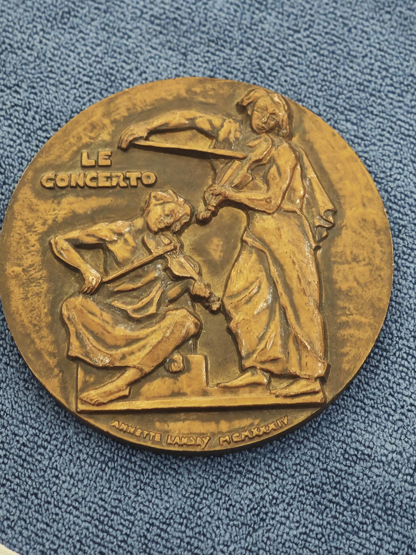 法国纪念塞巴斯蒂安.巴赫大铜章 德国作曲家塞巴斯蒂安.巴赫被誉为西方现代音乐之父。  直径64毫米。重164克。