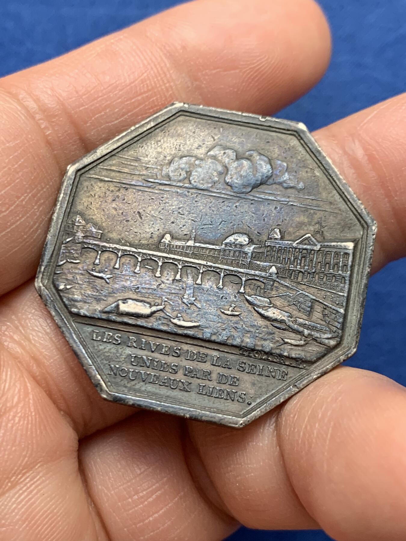 《竞宝斋》第451场 周日，周一，周二  3场连拍 （全场包邮，欢迎送拍） 法国八角银章，1802年塞纳河三座铁桥公司，塞纳河外景，19.56g，35.1mm，早期无边铭