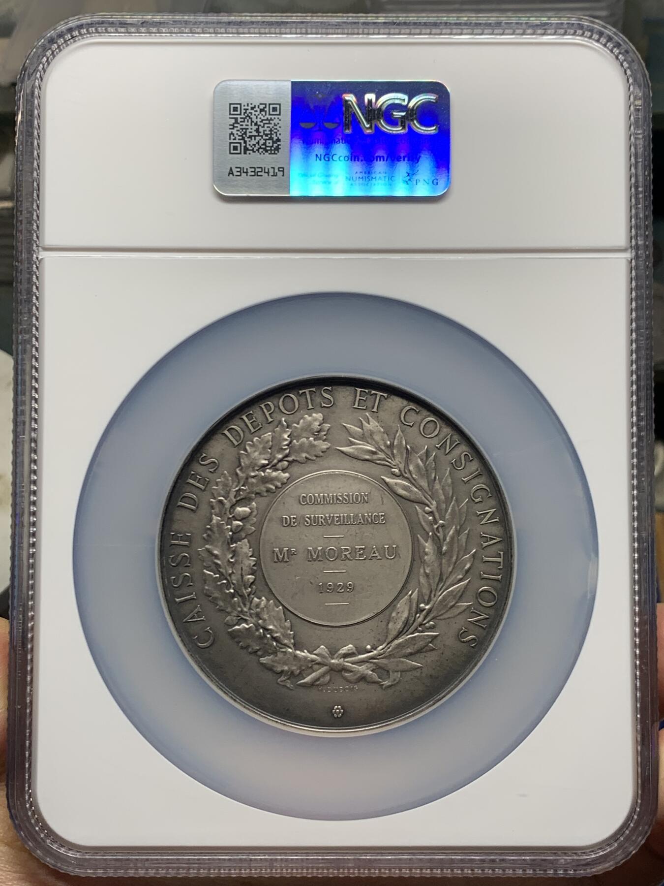 《竞宝斋》第451场 周日，周一，周二  3场连拍 （全场包邮，欢迎送拍） NGC MS62 法国1929年信托投资银章，直径：68mm、重：157g，丰饶角边铭，少见品种，稀有大规格款。正面是正义女神与和平女神，背面是橡树叶环绕的奖章，雕工精美。