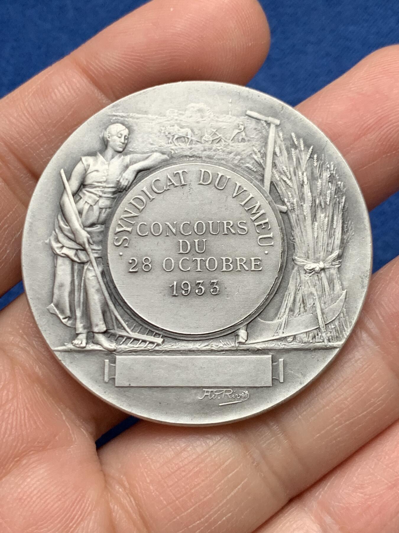 《竞宝斋》第451场 周日，周一，周二  3场连拍 （全场包邮，欢迎送拍） 1933年法国农业联盟镀银大铜章，双面浮雕，品相佳，直径：44.2mm，重：36.85g，正方形铜标边铭。