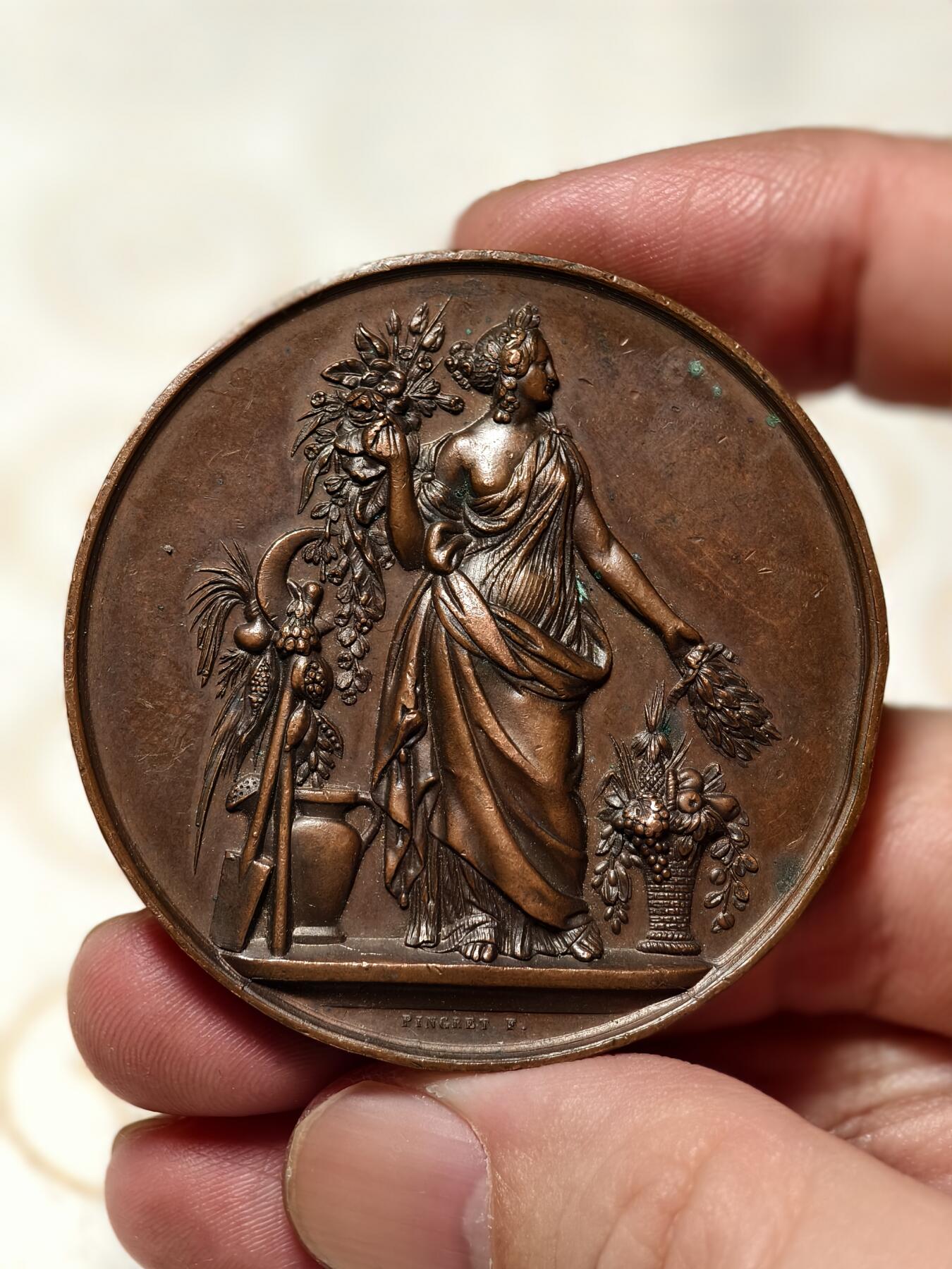 抚柳草堂-第四期章牌钱币（圣诞专场） 奖章勋章限时免佣 满百包邮 放漏专场 19世纪法国马赛园艺协会大铜章  谷物女神超高浮雕非常漂亮 早期手指Cuivre铜标 直径51mm  重61g 巧克力包浆品相如图