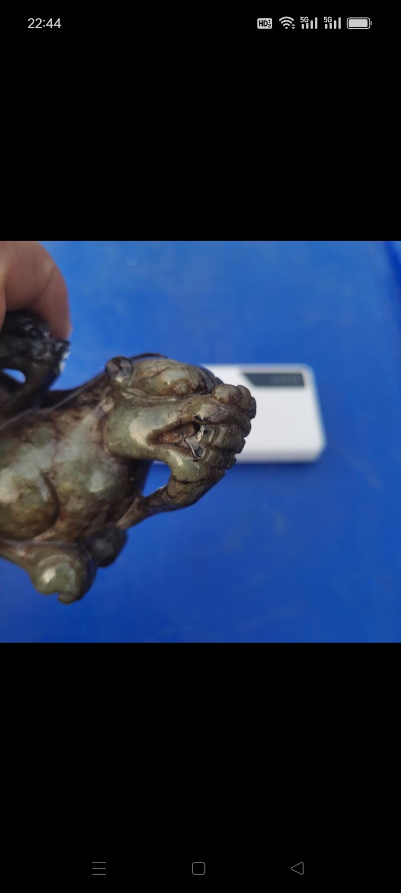 和田玉瑞兽摆件，老玉材质，雕工细致，造型生动，整体保存不错，有自然沁色和包浆，适合收藏或家居摆放。