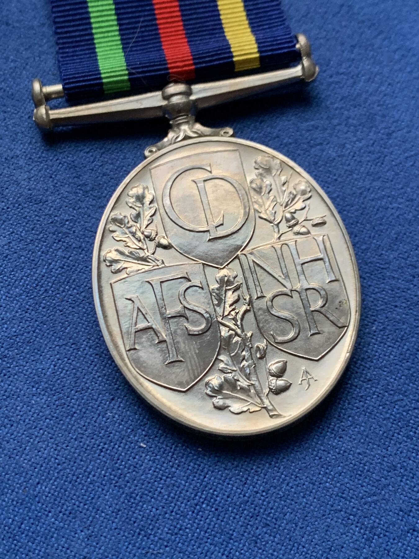 《竞宝斋》第451场 周日，周一，周二  3场连拍 （全场包邮，欢迎送拍） 英国民防长期服务奖章（CDM), 颁发给服役超过15年的人员，铜镍材质椭圆形，直径约37.8*31.8mm，总重约31.9克，带三色蓝丝带和原盒，品相极佳