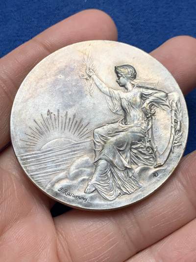 《竞宝斋》第451场 周日，周一，周二  3场连拍 （全场包邮，欢迎送拍） - 法国巴黎急救协会协会镀银大铜章，法籍俄裔章牌艺术家A. Rasumny作品，女神底部作者签名，直径：49.5mm，重：55.15g，正方形铜标边铭。