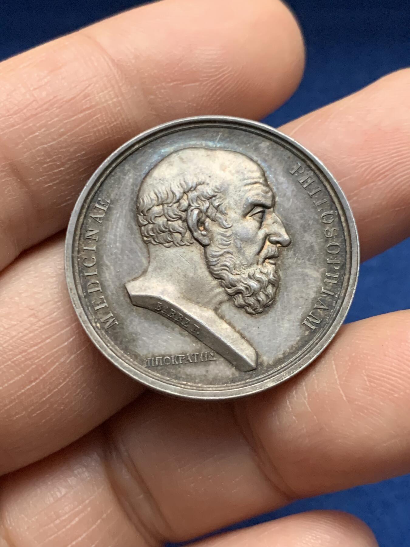 《竞宝斋》第451场 周日，周一，周二  3场连拍 （全场包邮，欢迎送拍） 法国里昂医学会银质代币，希波克拉底头像，状态犀利，12g，30mm，蜜蜂边铭