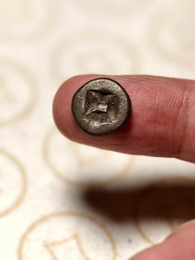 抚柳草堂-第四期章牌钱币（圣诞专场） 奖章勋章限时免佣 满百包邮 放漏专场 - 三佛齐王国末期至满者伯夷王国早期打制小银币 1.8g重正面有檀香花徽记，背面爪哇岛文，面值1 Unit或称Masa