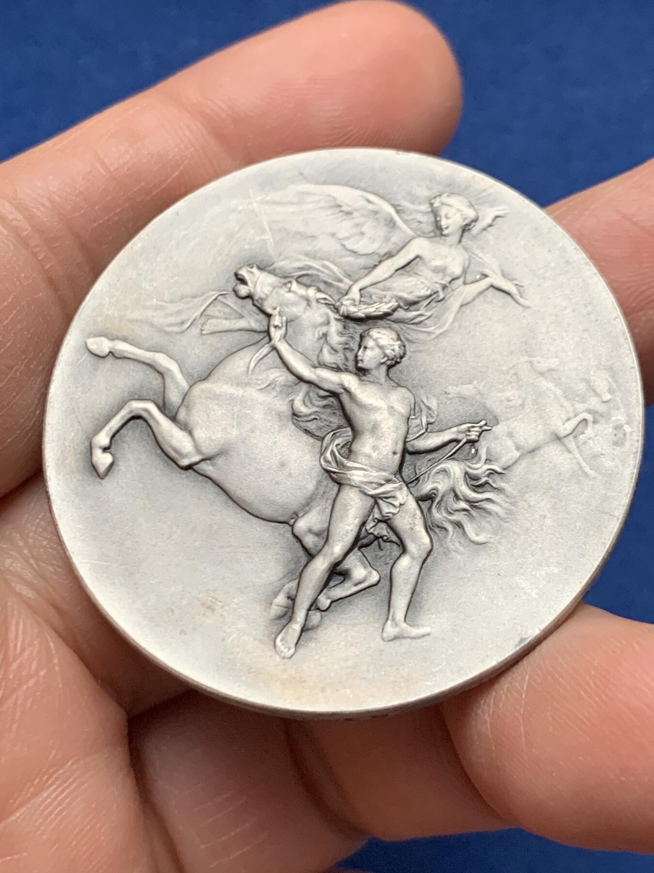 《竞宝斋》第451场 周日，周一，周二  3场连拍 （全场包邮，欢迎送拍） 1933年法国农业联盟镀银大铜章，双面浮雕，品相佳，直径：44.2mm，重：36.85g，正方形铜标边铭。