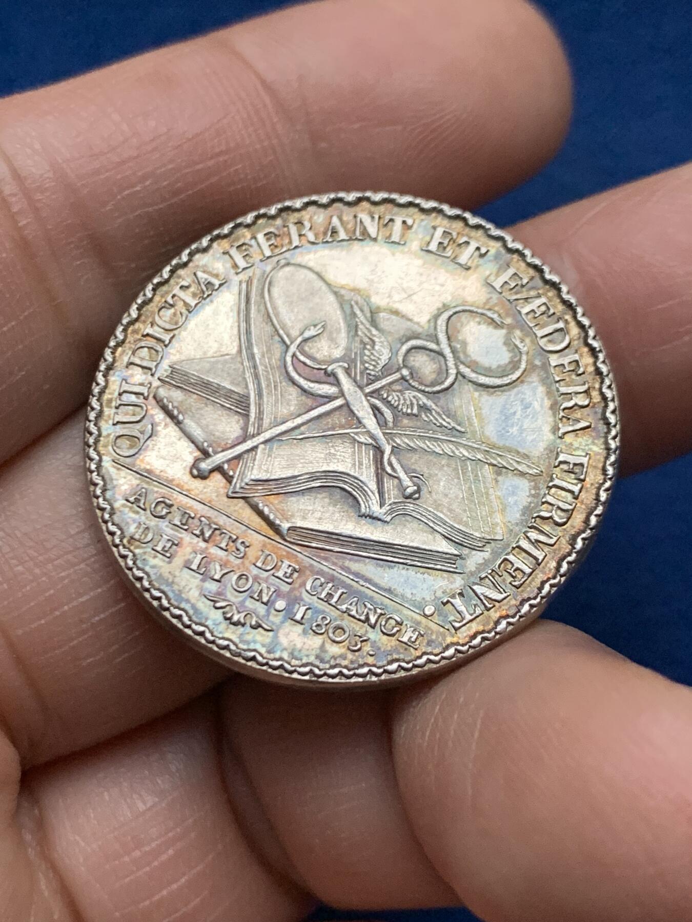 《竞宝斋》第451场 周日，周一，周二  3场连拍 （全场包邮，欢迎送拍） 法国拿破仑头像里昂股票经纪人银质代币，厚重，20.63g，31.5mm，手指边铭