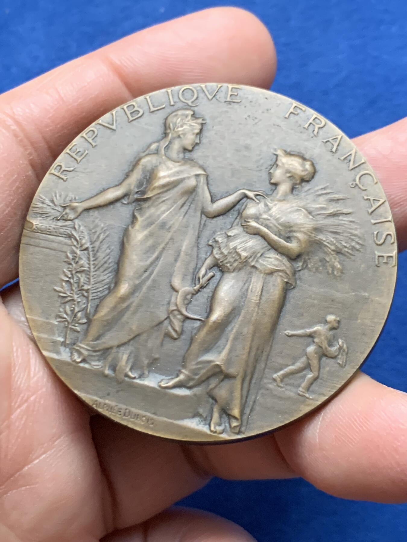 《竞宝斋》第451场 周日，周一，周二  3场连拍 （全场包邮，欢迎送拍） 1905年法国农业丰收女神原盒铜奖章，59.5克，50mm,丰饶角边铭，品相很好，烫金皮盒正常扣合。