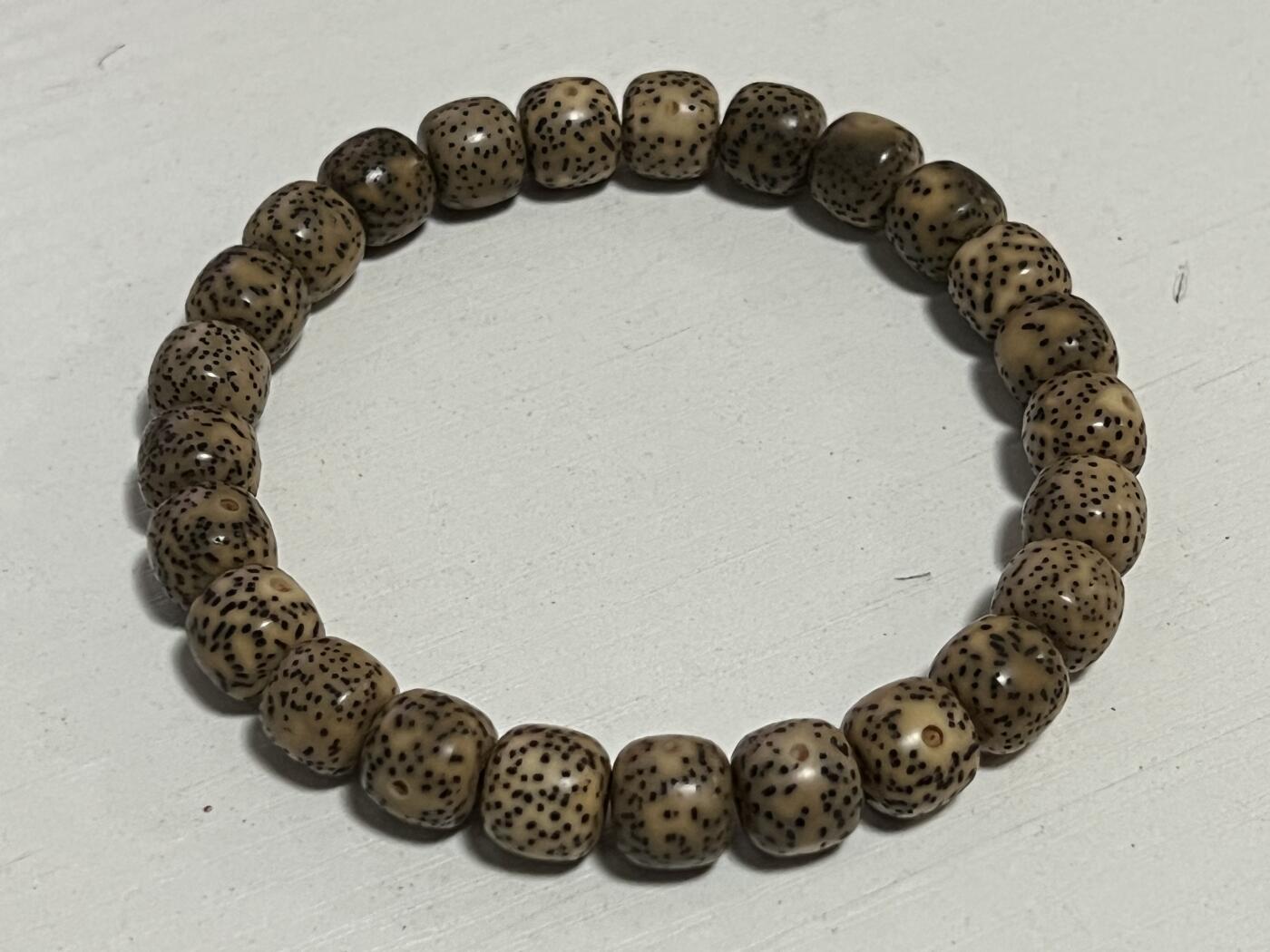 零元拍：代客随缘拍几条串儿，星月菩提手串两条（7/8，8/9），长串一条（7/8），菩提根手串两条（12），再加一条不知道是不是玉料的随型手串。