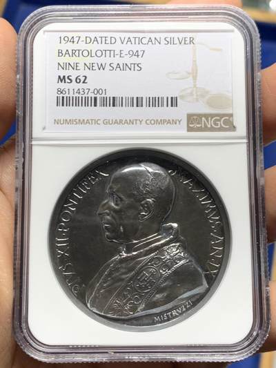 《竞宝斋》第451场 周日，周一，周二  3场连拍 （全场包邮，欢迎送拍） - NGC MS62 梵蒂冈庇护十二世银章，背面是当时天主教会推崇的九圣人像，边文拉丁语：已被接入神界的众神们，快来救助人类的危难吧！加厚盒