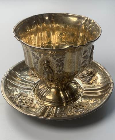 掌中浮雕-藏着的欧洲第047场 - 十九世纪法国银鎏金咖啡杯碟。工艺华丽，采用贴焊工艺制作了8组各不相同的人物浮雕。杯子和碟子上分别有法国密涅瓦银戳，950银，杯子上一个人物膝盖处有损，总重142.6g