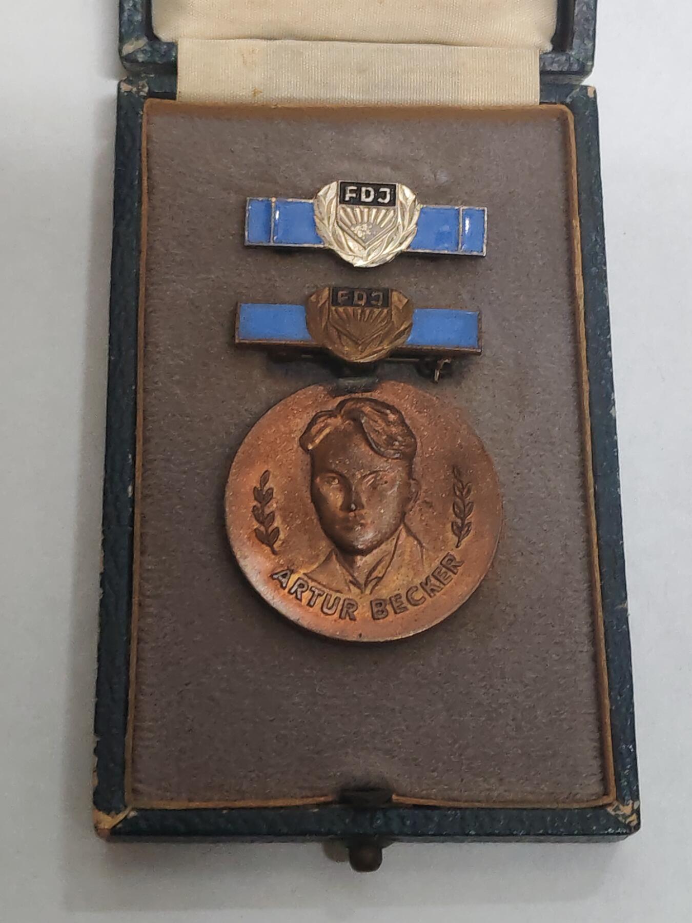 韵星假日拍卖第三十三期 -- Rimey Holidays Auction 33 民主德国早期阿图尔贝克奖章带原盒 珐琅挂 少见