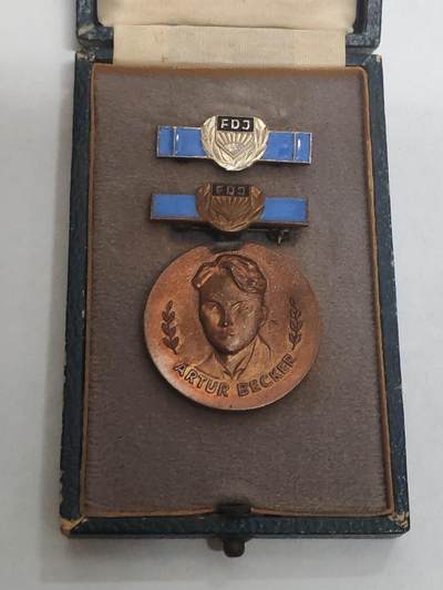 韵星假日拍卖第三十三期 -- Rimey Holidays Auction 33 - 民主德国早期阿图尔贝克奖章带原盒 珐琅挂 少见