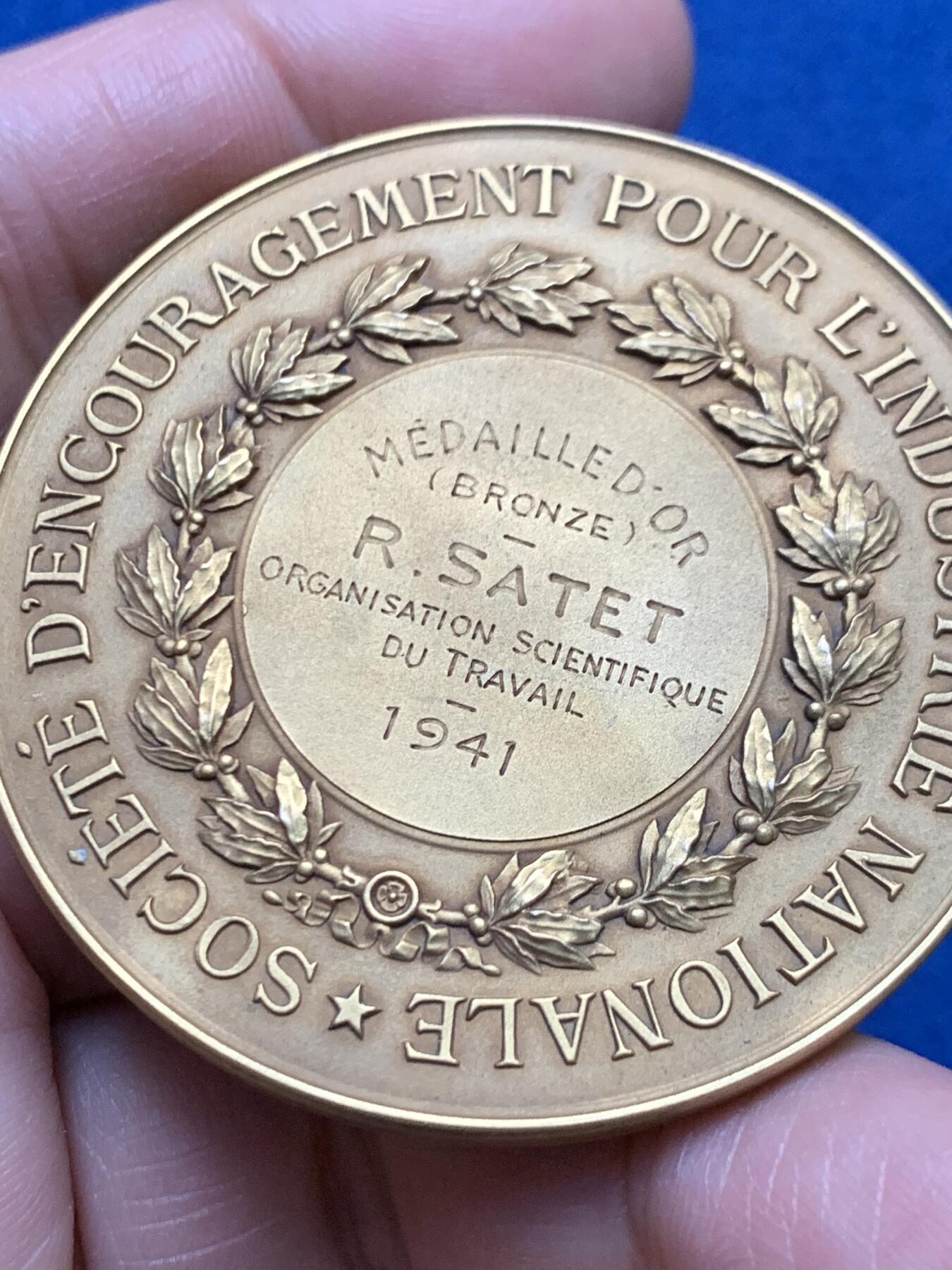 《竞宝斋》第451场 周日，周一，周二  3场连拍 （全场包邮，欢迎送拍） 法国国家工业鼓励协会镀金大铜章，53.7g，50.6mm,丰饶角铜标，品相很不错。