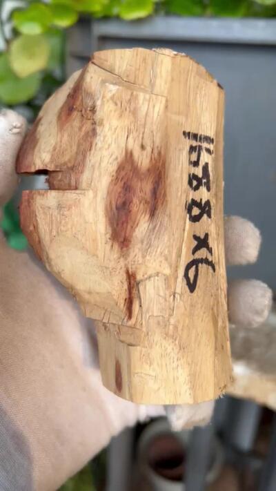 零元拍：  1688/6 海南黄花梨原料。因为料子不规则，尺寸为大约尺寸：113/54/60/52/48MM