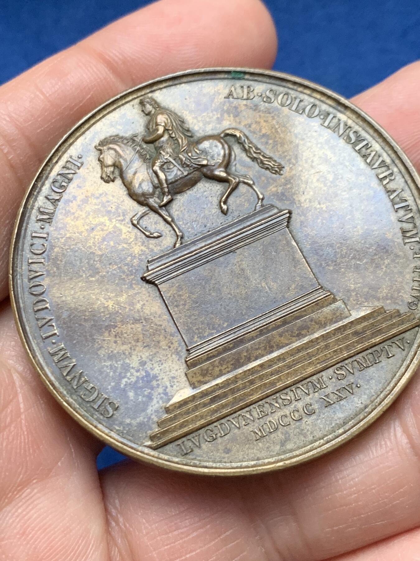 《竞宝斋》第451场 周日，周一，周二  3场连拍 （全场包邮，欢迎送拍） 法国路易十八与查理十世头像背面路易十三骑马雕像铜章，50.75g，49.7mm，1842年以前无边铭