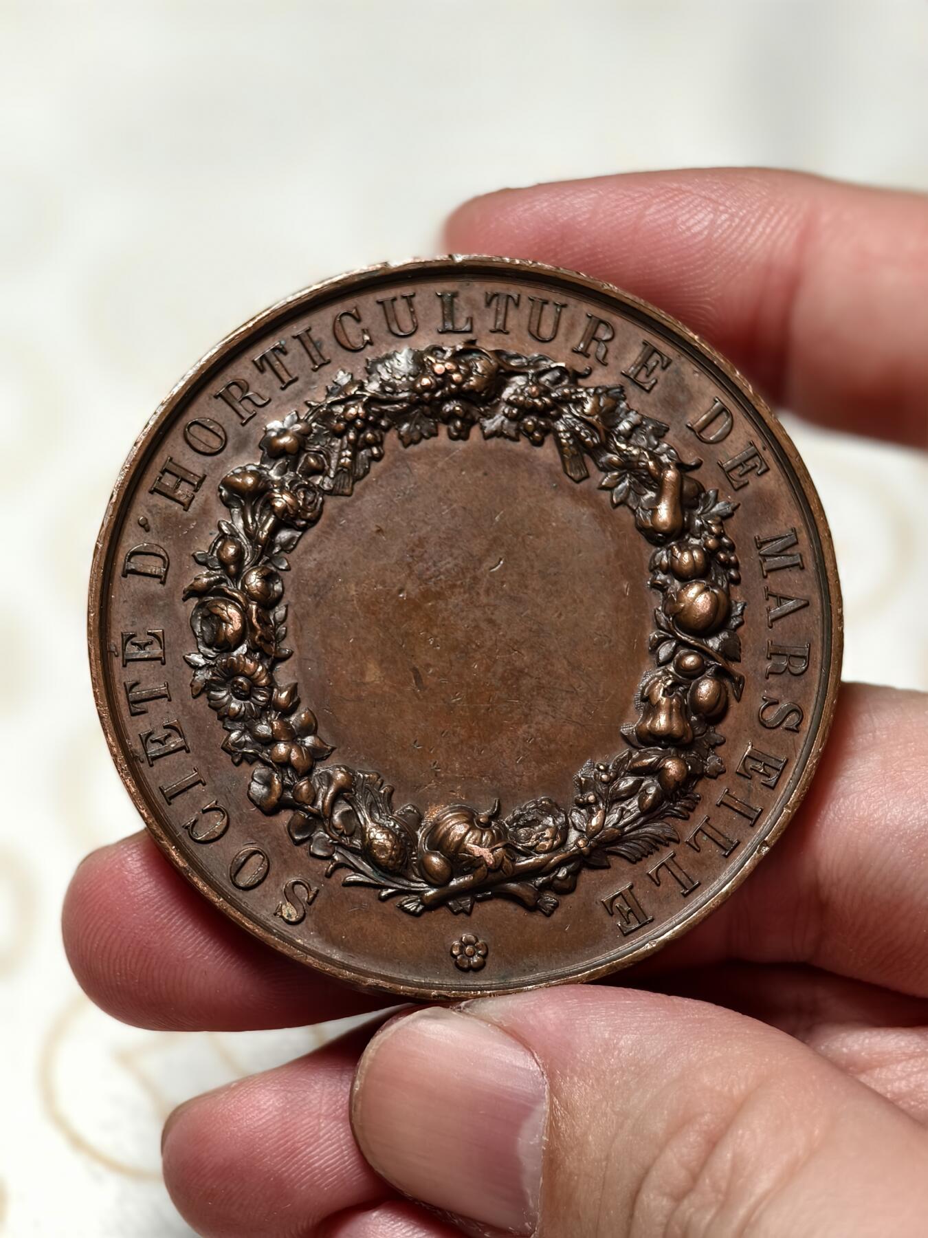 抚柳草堂-第四期章牌钱币（圣诞专场） 奖章勋章限时免佣 满百包邮 放漏专场 19世纪法国马赛园艺协会大铜章  谷物女神超高浮雕非常漂亮 早期手指Cuivre铜标 直径51mm  重61g 巧克力包浆品相如图