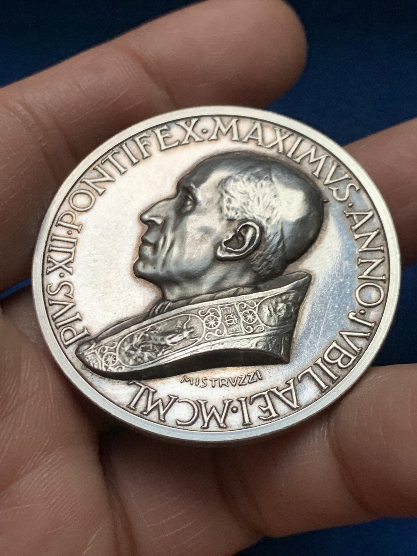 《竞宝斋》第451场 周日，周一，周二  3场连拍 （全场包邮，欢迎送拍） 教皇国梵蒂冈庇护十二圣母天使纪念银章，高浮雕，34.63g，43.8mm