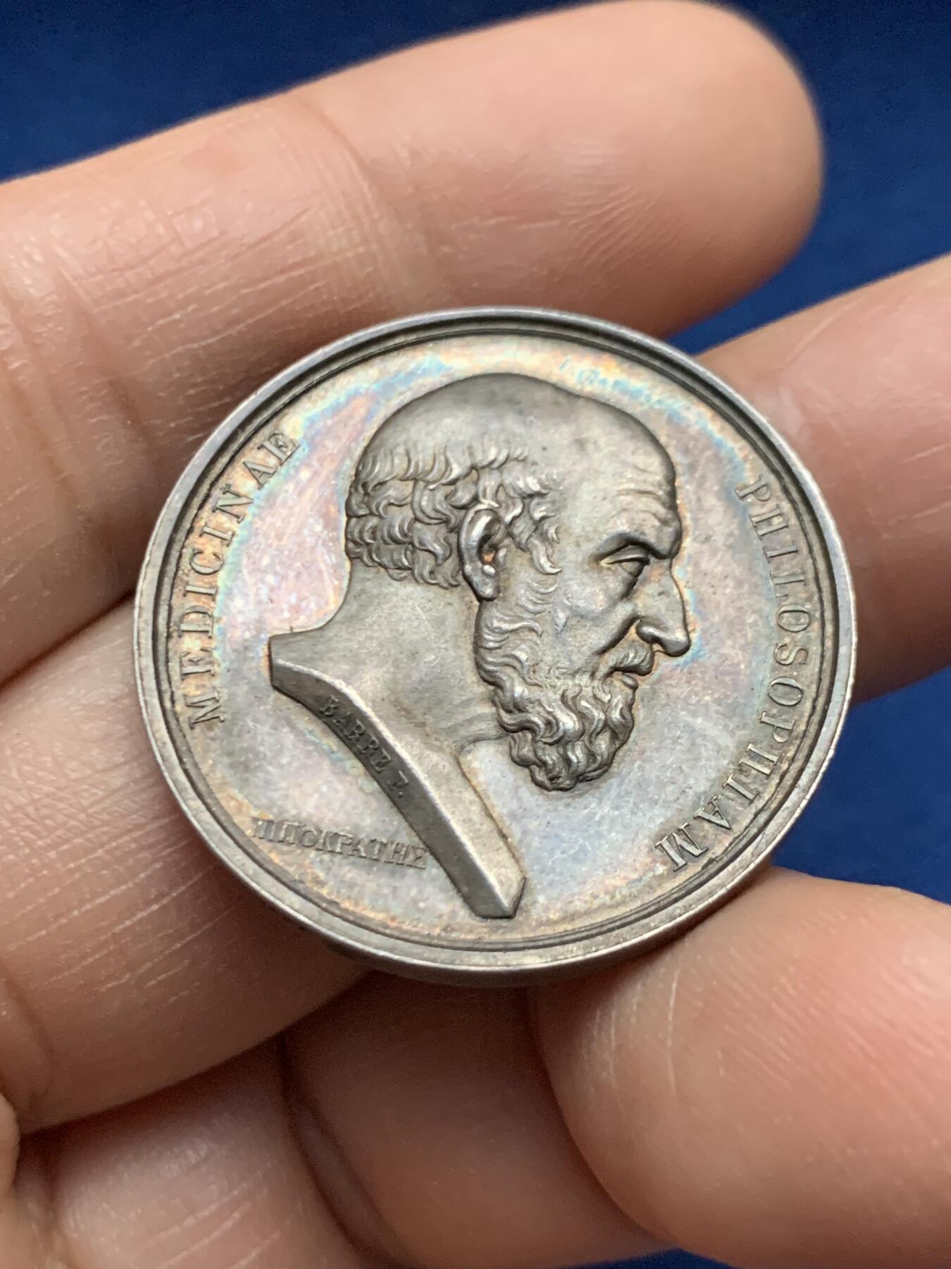 《竞宝斋》第451场 周日，周一，周二  3场连拍 （全场包邮，欢迎送拍） 法国里昂医学会银质代币，希波克拉底头像，状态犀利，12g，30mm，蜜蜂边铭