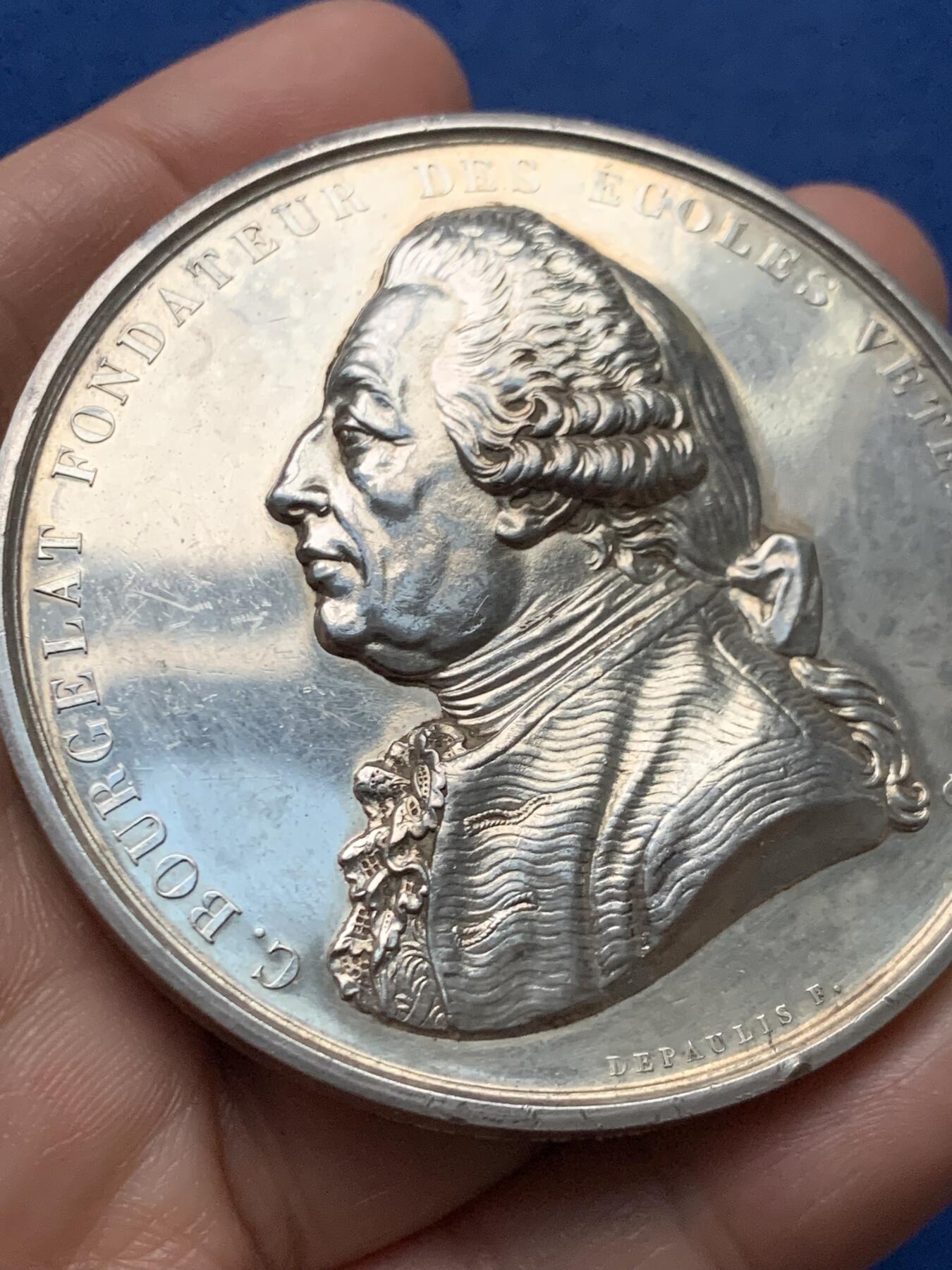 《竞宝斋》第451场 周日，周一，周二  3场连拍 （全场包邮，欢迎送拍） 法国里昂Depaulis 里昂兽医学院银章，创始人克劳德·布尔热拉头像，高浮雕，114.25g，63.2mm，丰饶角边铭