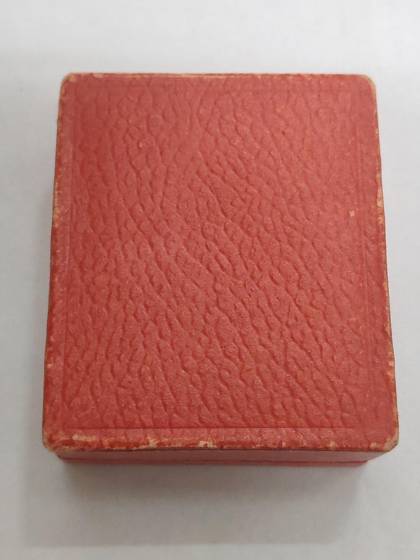 韵星假日拍卖第三十三期 -- Rimey Holidays Auction 33 民主德国体育与技术协会Gst准军事组织证章带原盒 原盒少 铜镀金库存品相