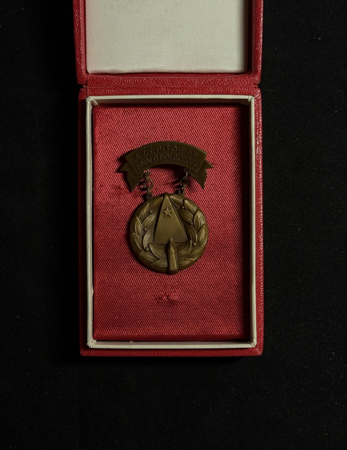 欢庆元旦！戎马世界章牌大赏第109期元旦大拍 匈牙利优秀建筑师奖章