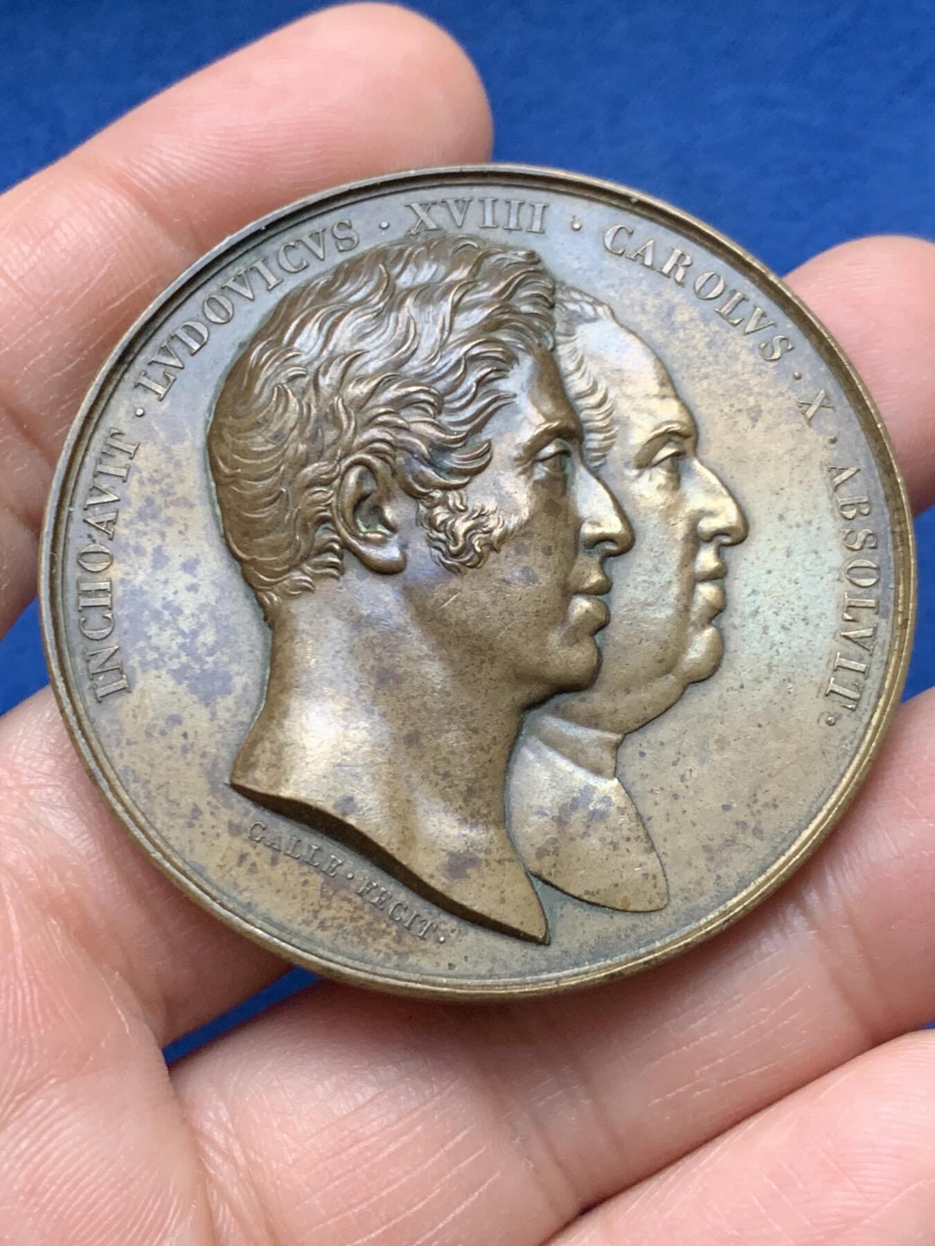 《竞宝斋》第451场 周日，周一，周二  3场连拍 （全场包邮，欢迎送拍） 法国路易十八与查理十世头像背面路易十三骑马雕像铜章，50.75g，49.7mm，1842年以前无边铭