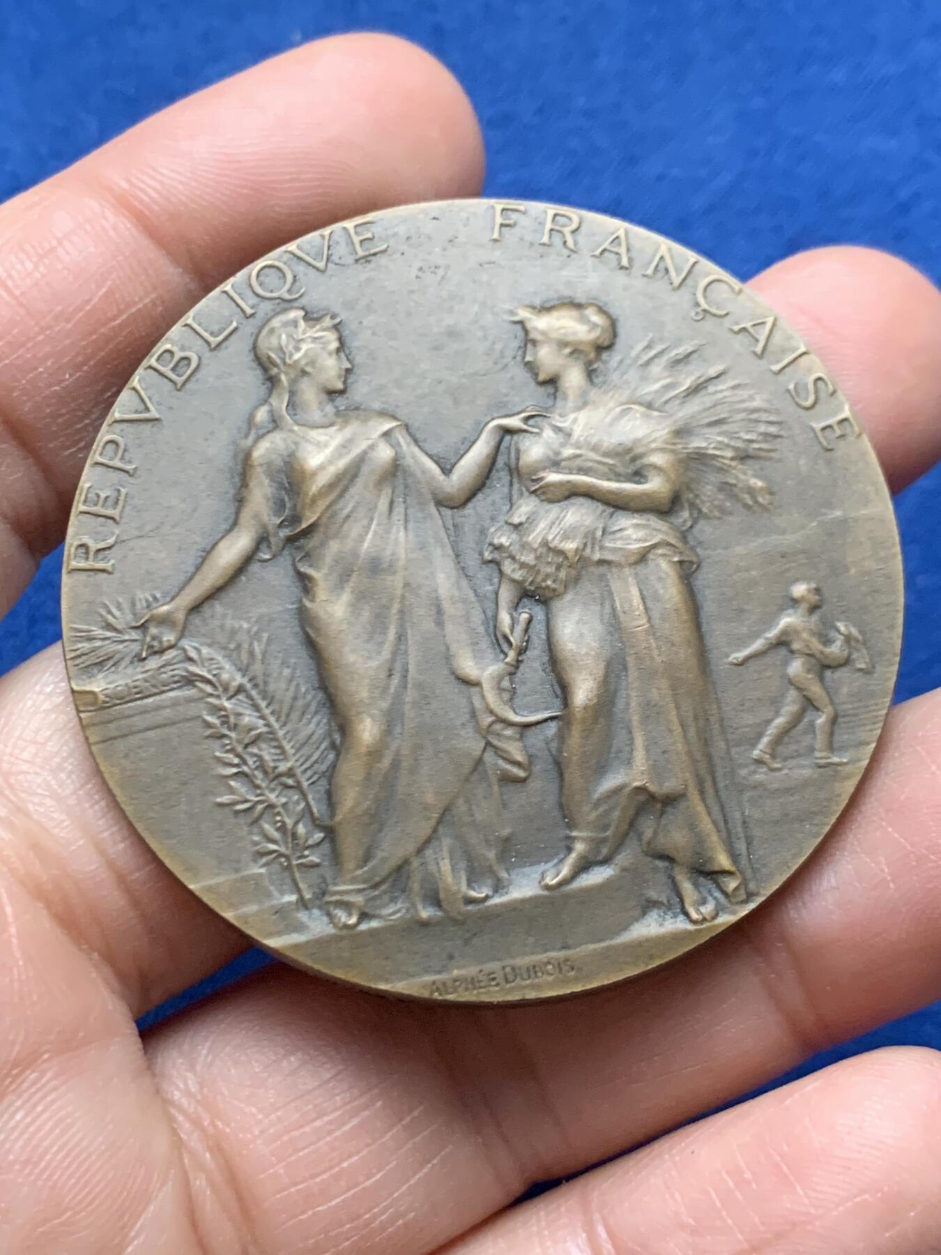 《竞宝斋》第451场 周日，周一，周二  3场连拍 （全场包邮，欢迎送拍） 1905年法国农业丰收女神原盒铜奖章，59.5克，50mm,丰饶角边铭，品相很好，烫金皮盒正常扣合。