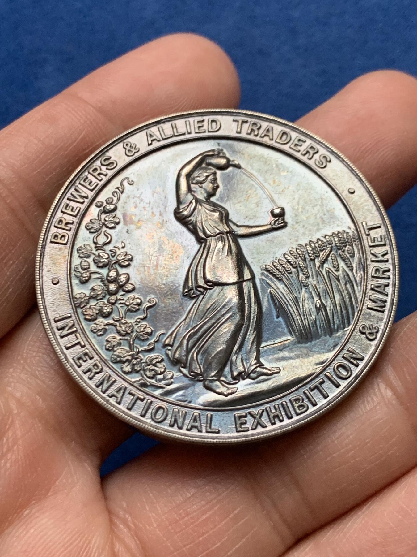 《竞宝斋》第451场 周日，周一，周二  3场连拍 （全场包邮，欢迎送拍） 英国伍斯特郡1927年酿酒师同盟贸易会国际展销大银章，颁发给啤酒酿造比赛的第一名，通体五彩包浆有走狮银标；带原盒，46.2克，44.5mm。