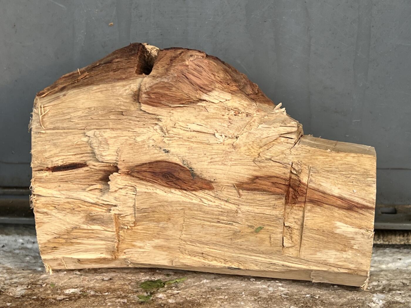 零元拍：  1688/6 海南黄花梨原料。因为料子不规则，尺寸为大约尺寸：113/54/60/52/48MM