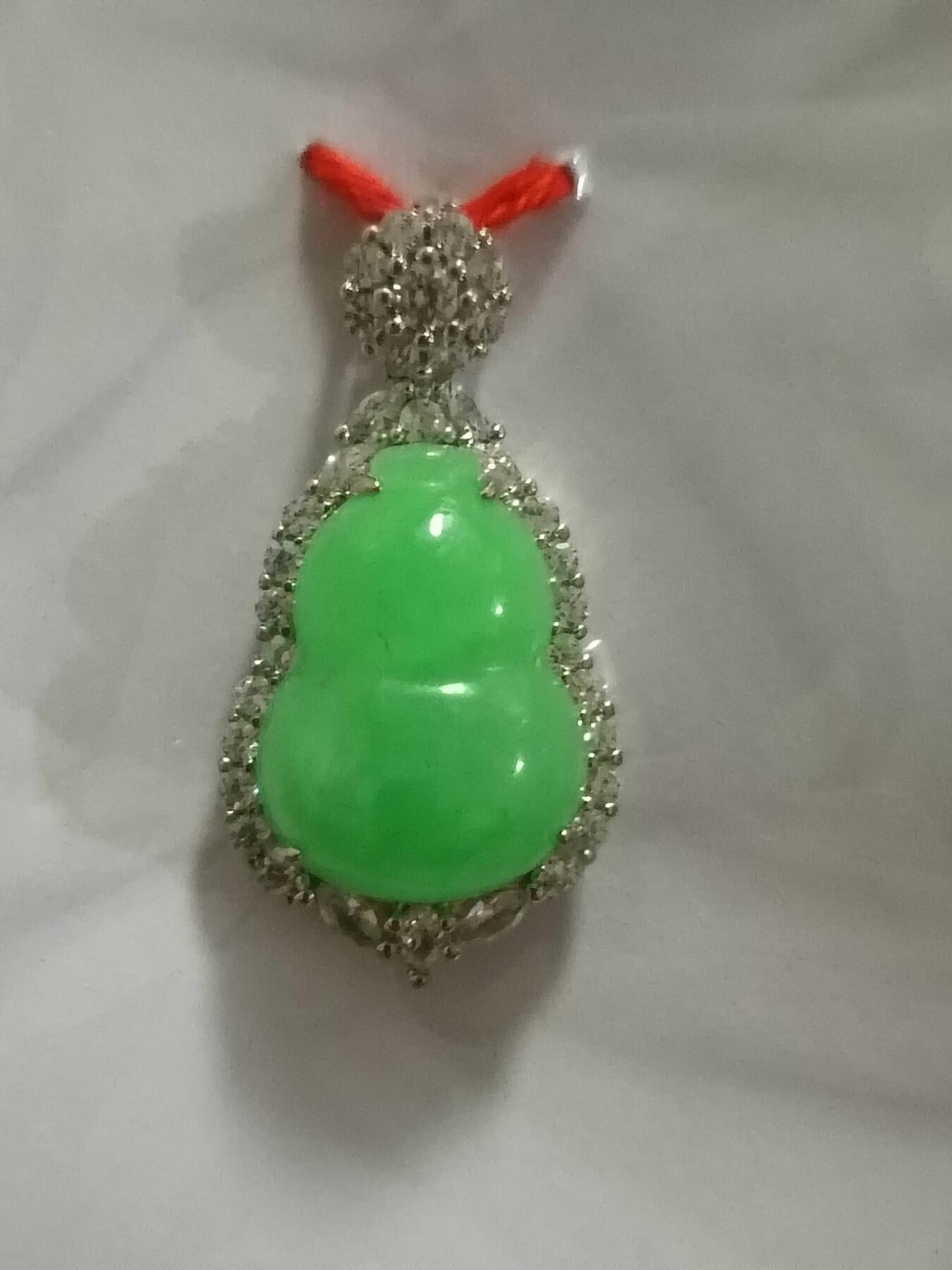 天然翡翠A货帝王绿葫芦镶嵌吊坠