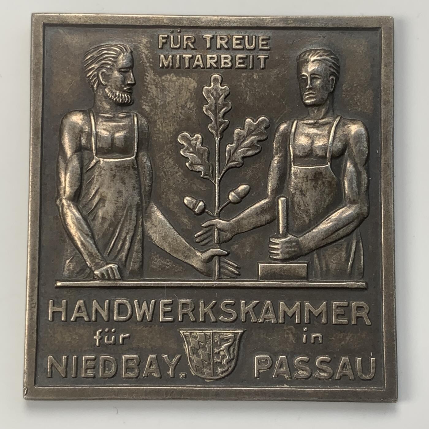 掌中浮雕-藏着的欧洲第047场 19世纪德国下巴伐利亚州手工艺品商会纪念矩形镀银大铜章， 51*54mm，55g， 原盒
