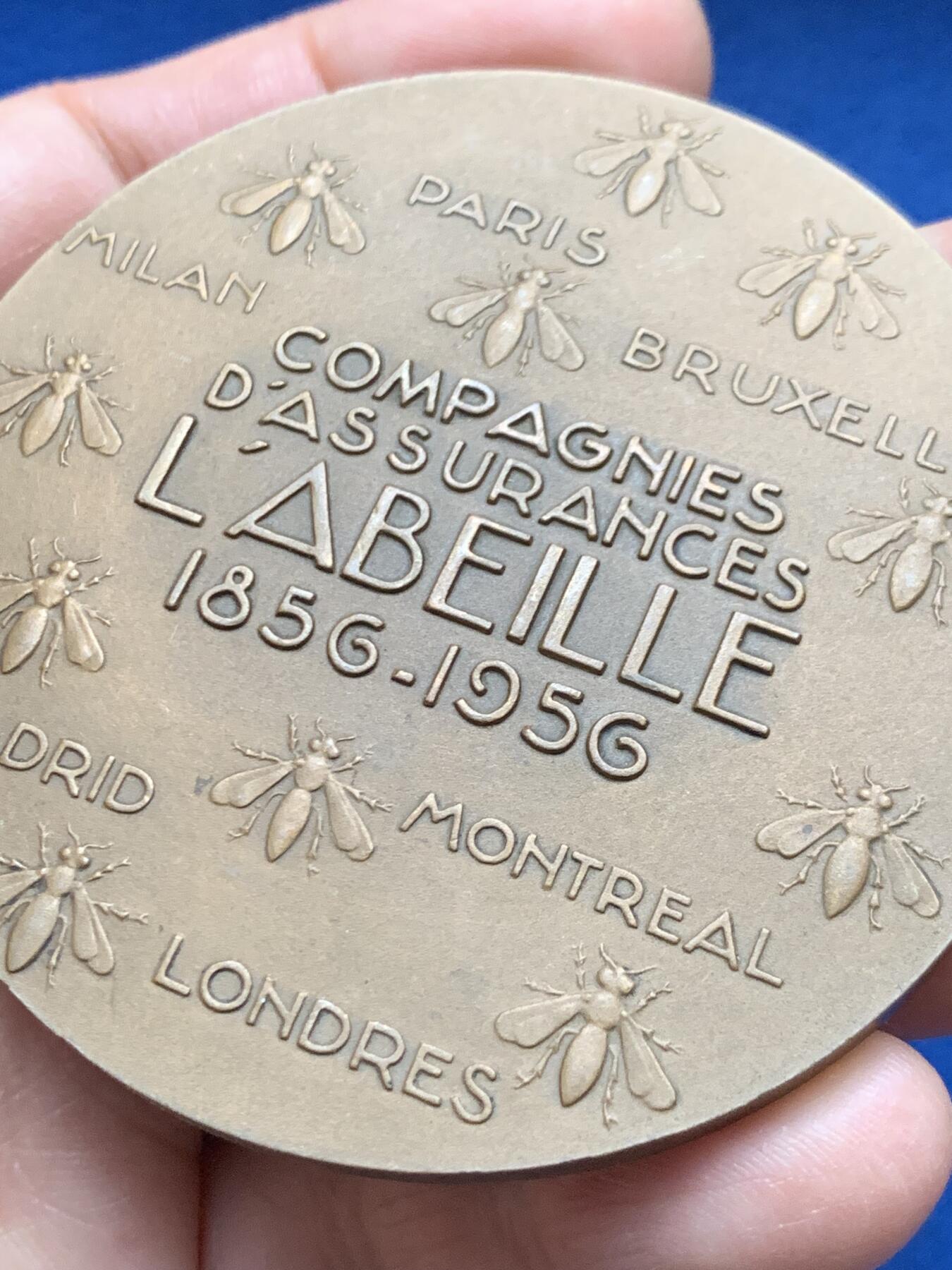 《竞宝斋》第451场 周日，周一，周二  3场连拍 （全场包邮，欢迎送拍） 1956年法国航空公司保险装饰艺术大规格铜章，作者：Delamarre，直径：67.5mm，重：156.7g