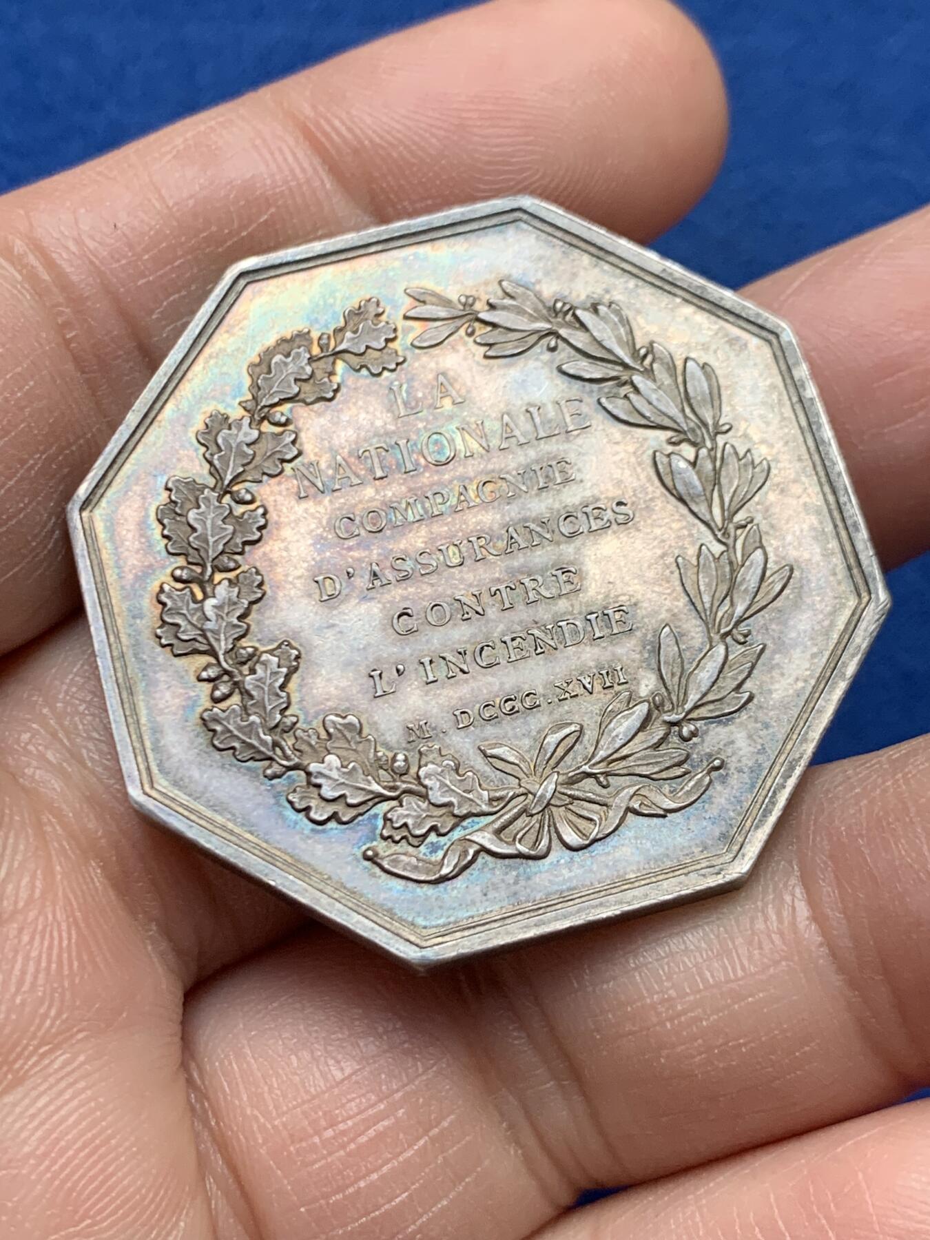 《竞宝斋》第451场 周日，周一，周二  3场连拍 （全场包邮，欢迎送拍） 法国人寿火灾保险工商八角银质代币，首见品种，25.82g，39mm，丰饶角边铭，大尺寸