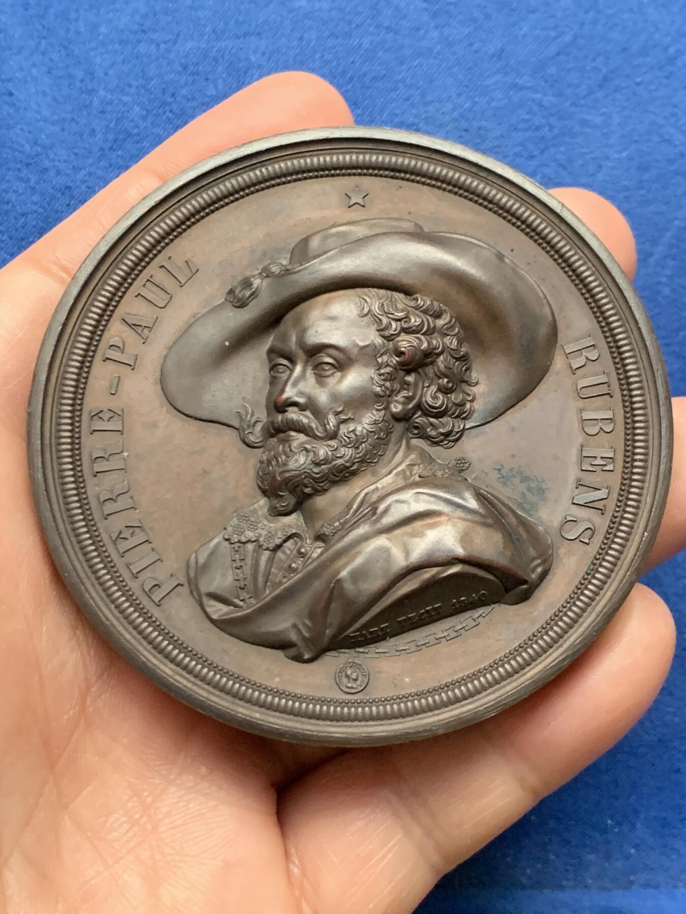 《竞宝斋》第451场 周日，周一，周二  3场连拍 （全场包邮，欢迎送拍） 1840年比利时画家鲁本斯逝世200周年纪念铜章，高浮雕，比常规68mm的尺寸大一圈，201.1g，71.8mm