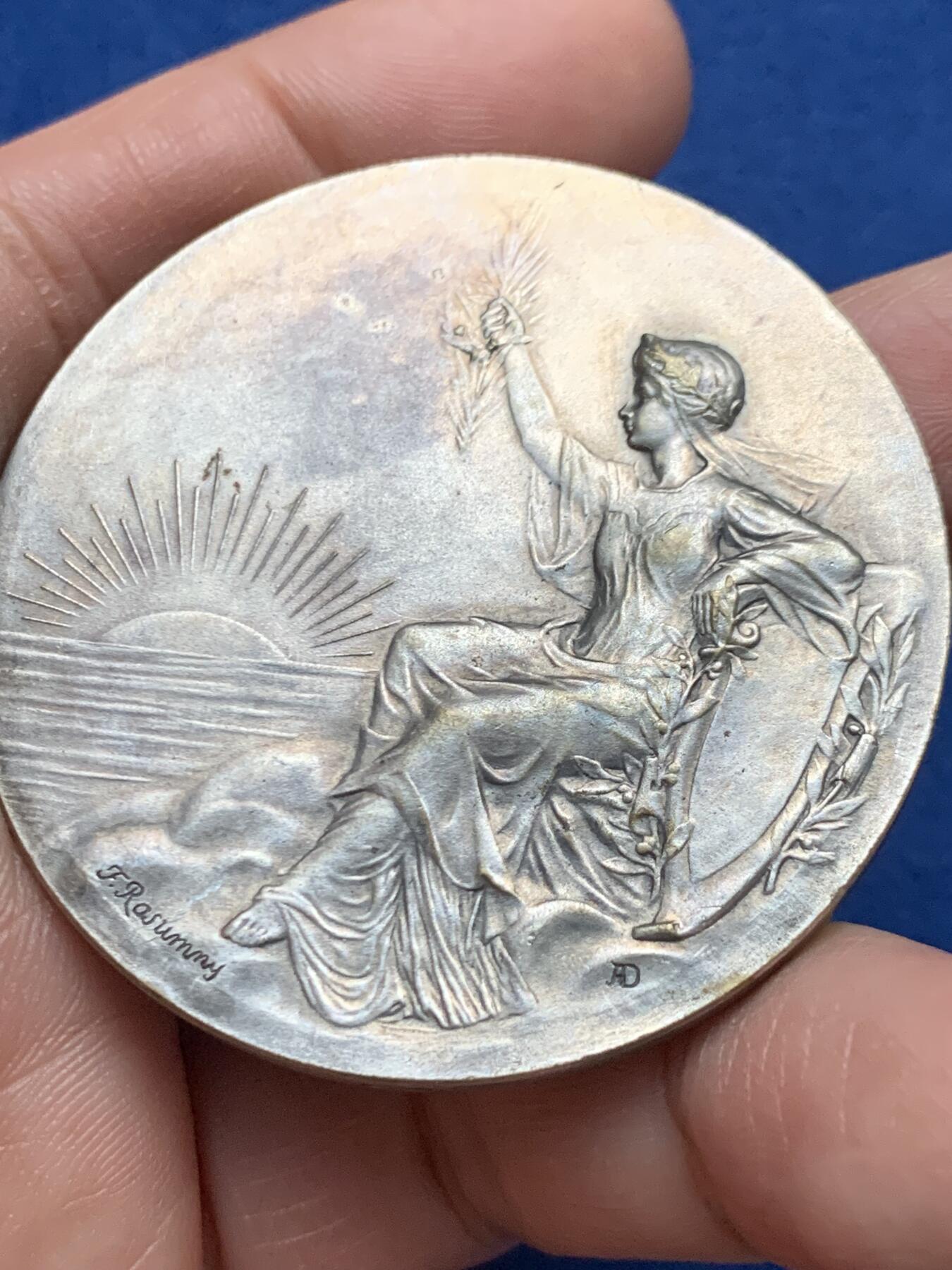 《竞宝斋》第451场 周日，周一，周二  3场连拍 （全场包邮，欢迎送拍） 法国巴黎急救协会协会镀银大铜章，法籍俄裔章牌艺术家A. Rasumny作品，女神底部作者签名，直径：49.5mm，重：55.15g，正方形铜标边铭。