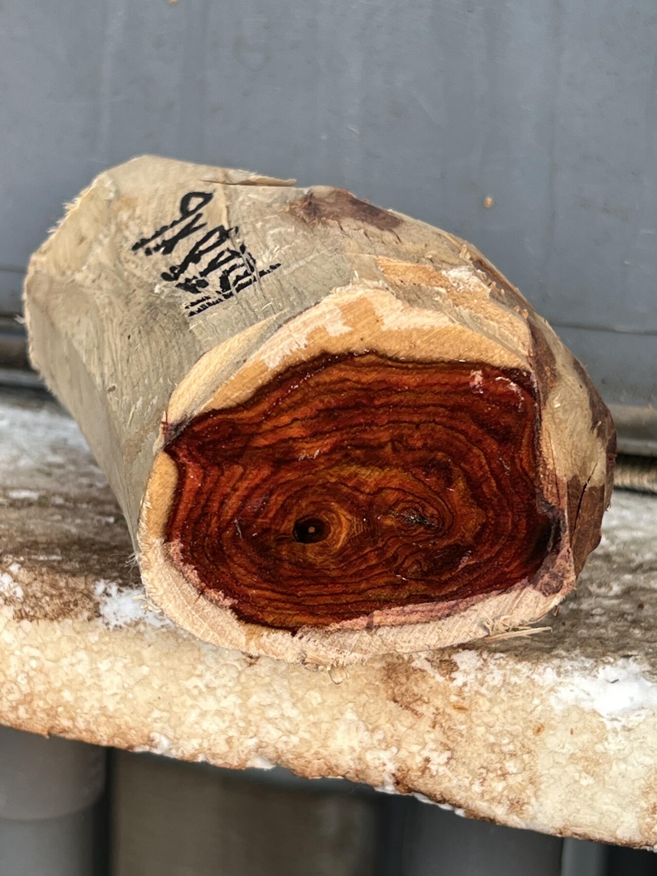 零元拍：  1688/6 海南黄花梨原料。因为料子不规则，尺寸为大约尺寸：113/54/60/52/48MM