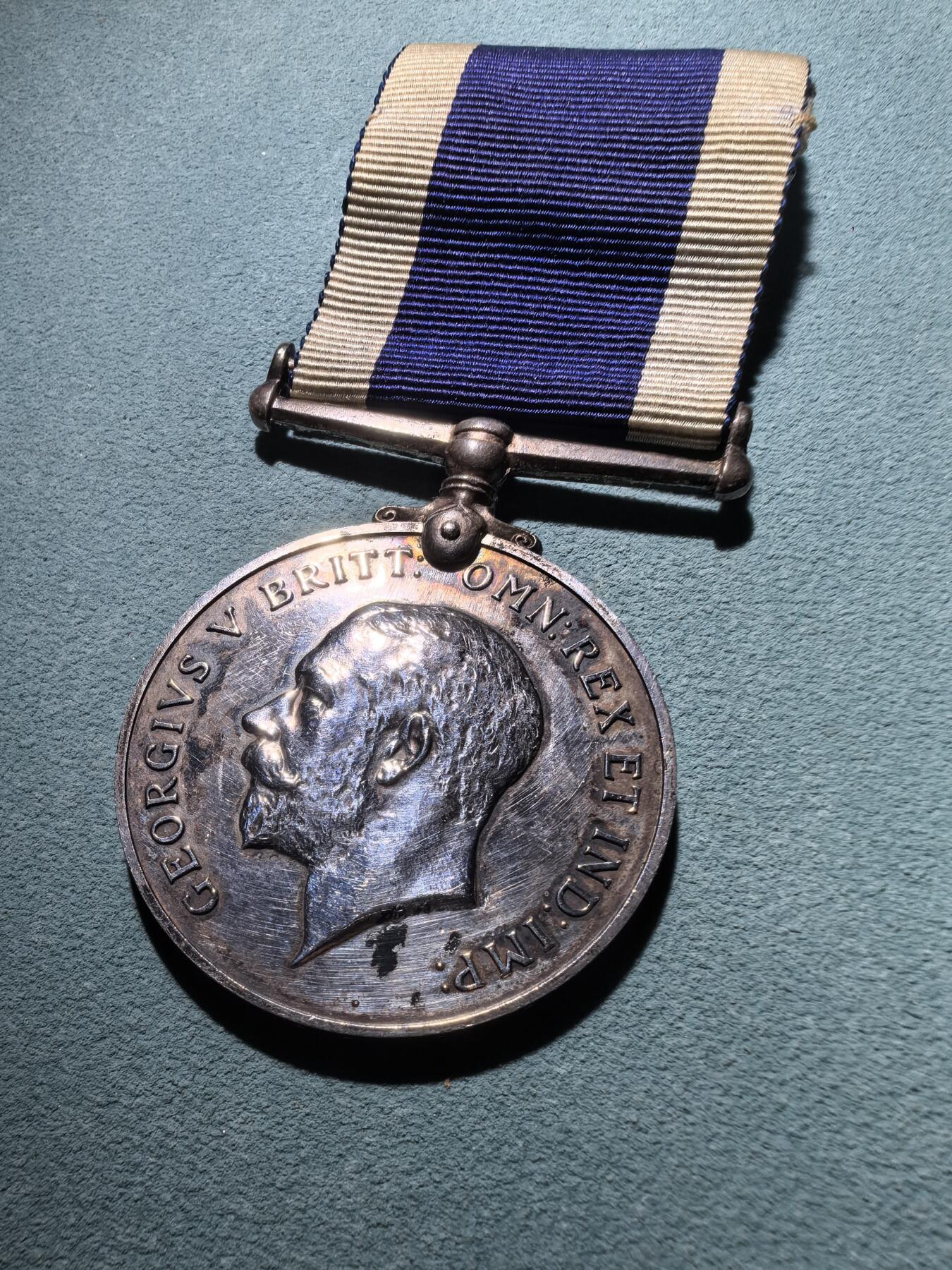 盛世勋华——号角文化勋章邮票专场拍卖第295期 英国海军长期服役和良好表现奖章 乔治五世版 银制 带边铭，授予英国皇家海军护卫舰金链花上的水兵