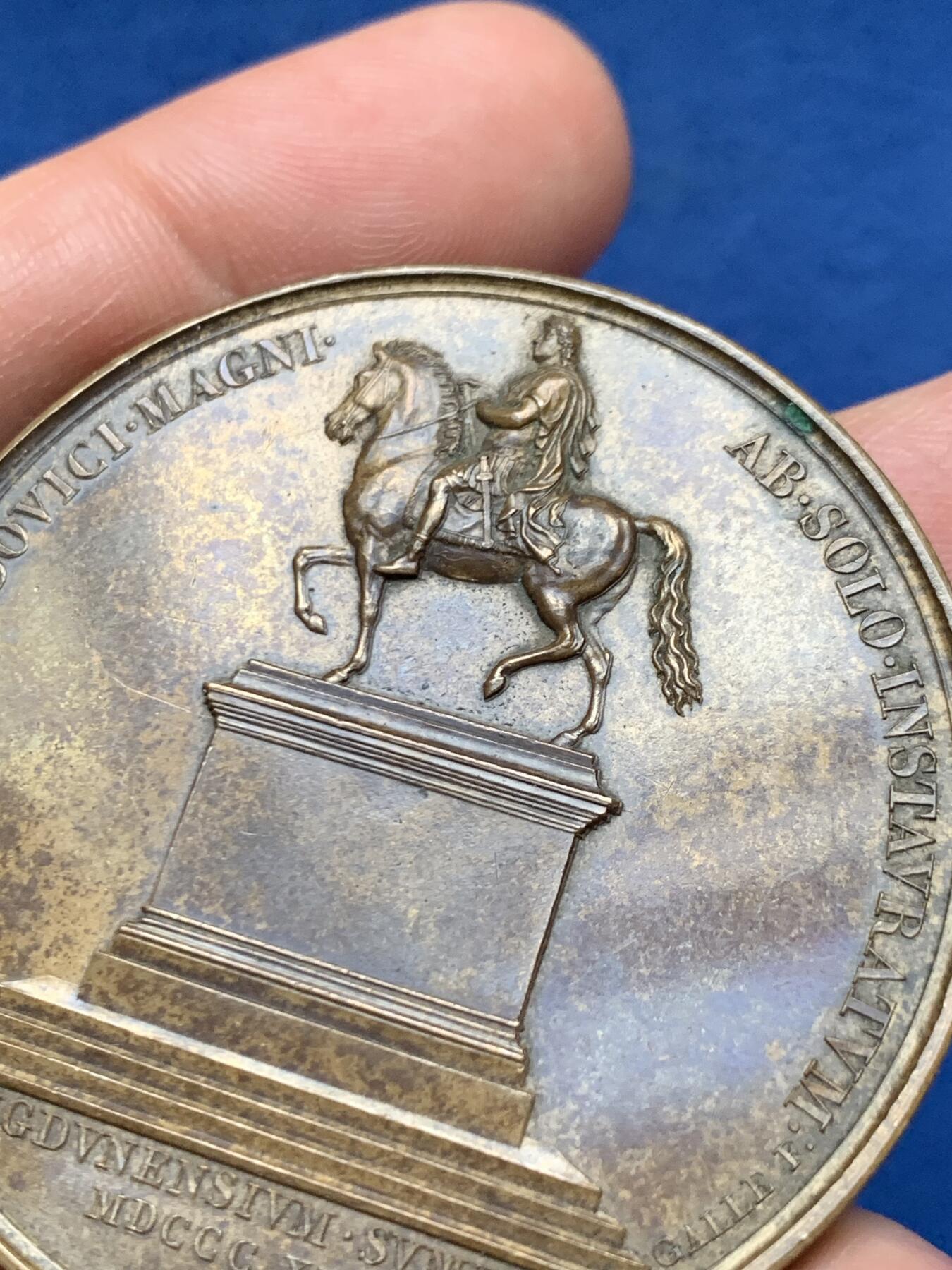 《竞宝斋》第451场 周日，周一，周二  3场连拍 （全场包邮，欢迎送拍） 法国路易十八与查理十世头像背面路易十三骑马雕像铜章，50.75g，49.7mm，1842年以前无边铭